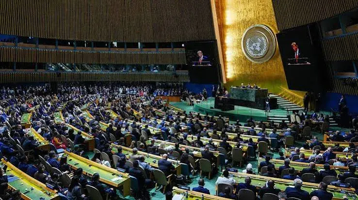 ООН шукає запобіжники для ШІ, тоді як Трамп просуває «надінтелект»