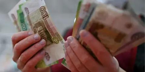 У регіонах РФ заморожують зарплати бюджетникам через війну