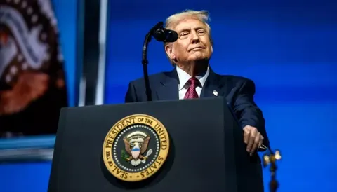 Трамп відкидає заклики сповільнити ШІ: «Хто переможе, той і виграє»