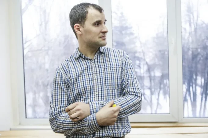 За прогрес наша цивілізація насамперед завдячує самовідданій праці мільйонів науковців по всьому світу. Щодня вони висувають гіпотези, розробляють теорії, майструють вражаючі експерименти. Дещо вдається, дещо ні. Але всі ці спроби, успіхи та невдачі об’єднує одне – жорстке слідування науковому методу. Пояснюючи простими словами, нове знання завжди народжується на основі накопичених поколіннями вчених попередніх знань і фактів. Для справжньої науки дуже важливі межі застосування теорій, самокритичність та істина. Так, істина у природи – завжди одна, і наука – єдиний метод цю істину дізнатися. Але, що більш важливо для суспільства, така складна процедура наукового методу є компромісом між, з одного боку, успішним розвитком науки і техніки та, з іншого, відсутністю марного витрачання ресурсів і фатальних катастроф, що можуть статися внаслідок, наприклад, неправильних розрахунків. Тобто справжня наука завжди у собі сумнівається і працює «на гальмах». І небезпека псевдонауки полягає навіть не в тому, що у звичайних громадян може скластися хибне уявлення про науковий метод чи виникнути віра в «теорії всього», «ліки від усього», «вічний двигун». Псевдонаука, зрештою, вбиває. У найкращому випадку – просто даремно витрачаються кошти і на орбіту запускають «Гравіцапу», як це сталося у Росії. («Гравіцапа» – назва рушія, який РФ випробовувала на борту супутника «Ювілейний» і який нібито мав безперервно працювати без викиду реактивної маси попри закони фізики. – Ред.) У гіршому випадку – людей, наприклад, переконують відмовитися від науково обґрунтованого лікування на користь дивних маніпуляцій і теорій. Саме тому боротьба із псевдонаукою – це обов’язок науковця. Де-факто це наче клятва Гіппократа у лікарів.