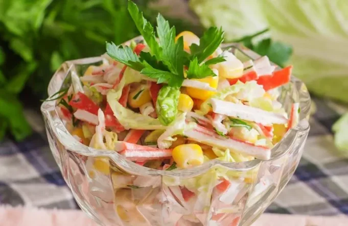 Салат з крабовими паличками і пекінською капустою